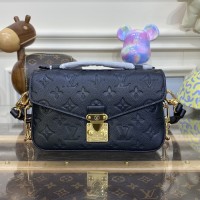 Louis Vuitton Pochette Métis East West M46595