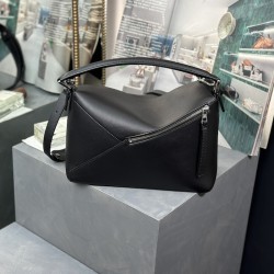 Loewe Puzzle bag in classic calfskin Black